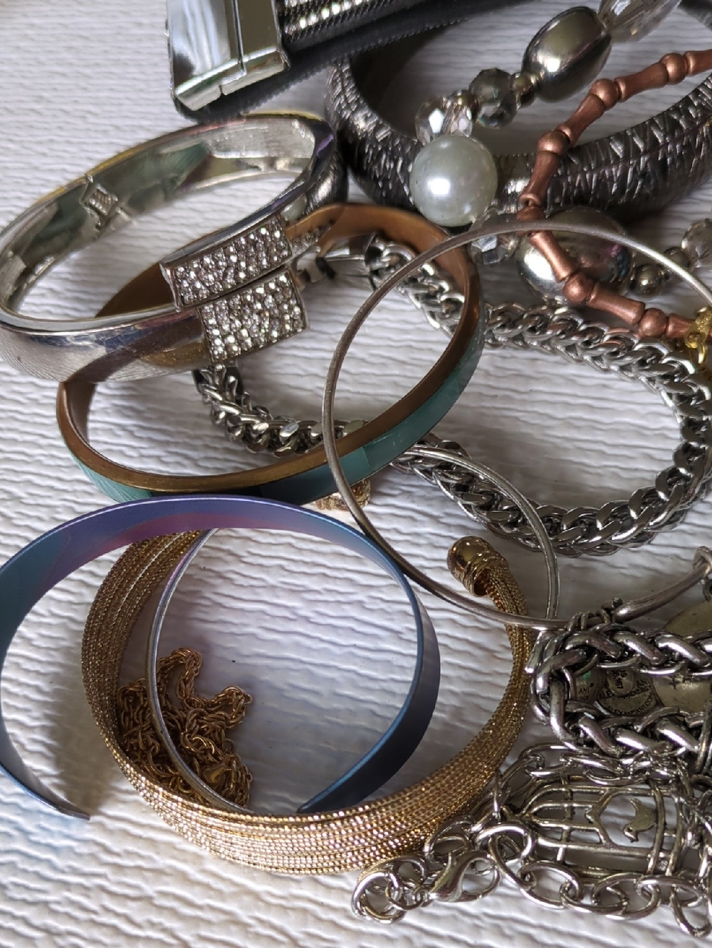 🎂Y12 Lot of More than 15 Bracelets and Bangles - Various Metals and Acrylic - Picture 5 of 14